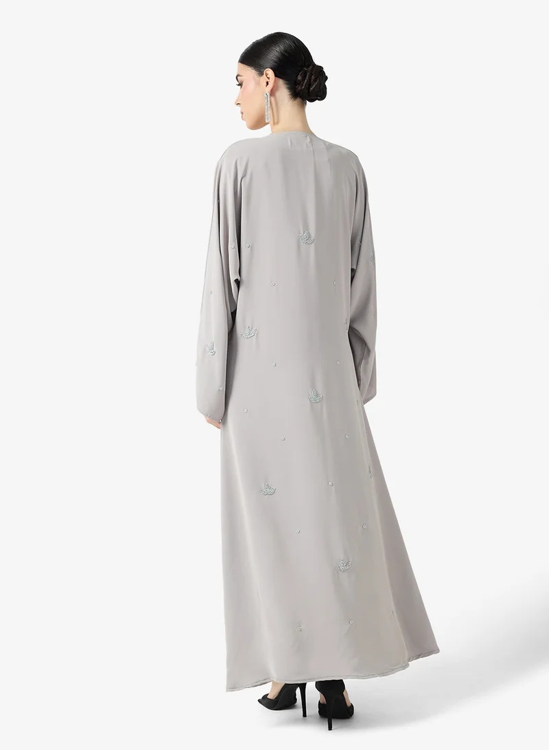 هيا كلوزيت عباية مفتوحة مطرزة بالزهور بياقة على شكل حرف